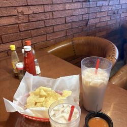 Mi Ranchitoo Taqueria - Agua de horchata, chips and salsa.