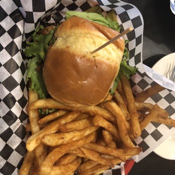 P-Dubs Brew Pub - Chicken sandwich - Pubs Near Me - Tehachapi, California