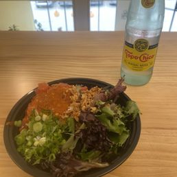 Tuna with spicy garlic on spring mix with onions and pickled jalapeños