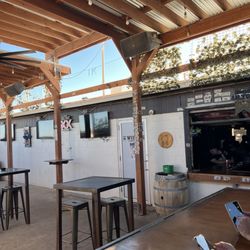 Willie's Brew & Q - Patio