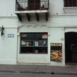 La Tacita - Frente de La Tacita, declarado patrimonio cultural salteño. Abre los feriados, cuando casi todo lo demás está cerrado. Punto a favor!