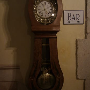 Parador de Zamora - Reloj de pared, uno de tantos que se situan en los corredores - Restaurants Near Me - Zamora, ZA Parador de Zamora - Reloj de pared, uno de tantos que se situan en los corredores - Restaurants Near Me - Zamora, ZA