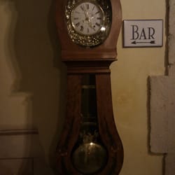 Parador de Zamora - Reloj de pared, uno de tantos que se situan en los corredores