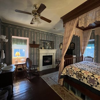 Garth Woodside Mansion - Bed & Breakfast Near Me - Hannibal, Missouri