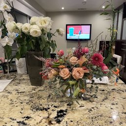 To give perspective on size of arrangement does it look like a $250 arrangement? To give perspective on size of arrangement does it look like a $250 arrangement?