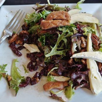 V Restaurant, Bistro & Bar - Duck Salad - New American Near Me - Murphys, California