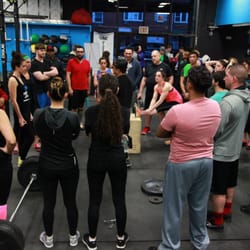 CrossFit Queens - Coach Gabe explains the workout (WOD) to the class