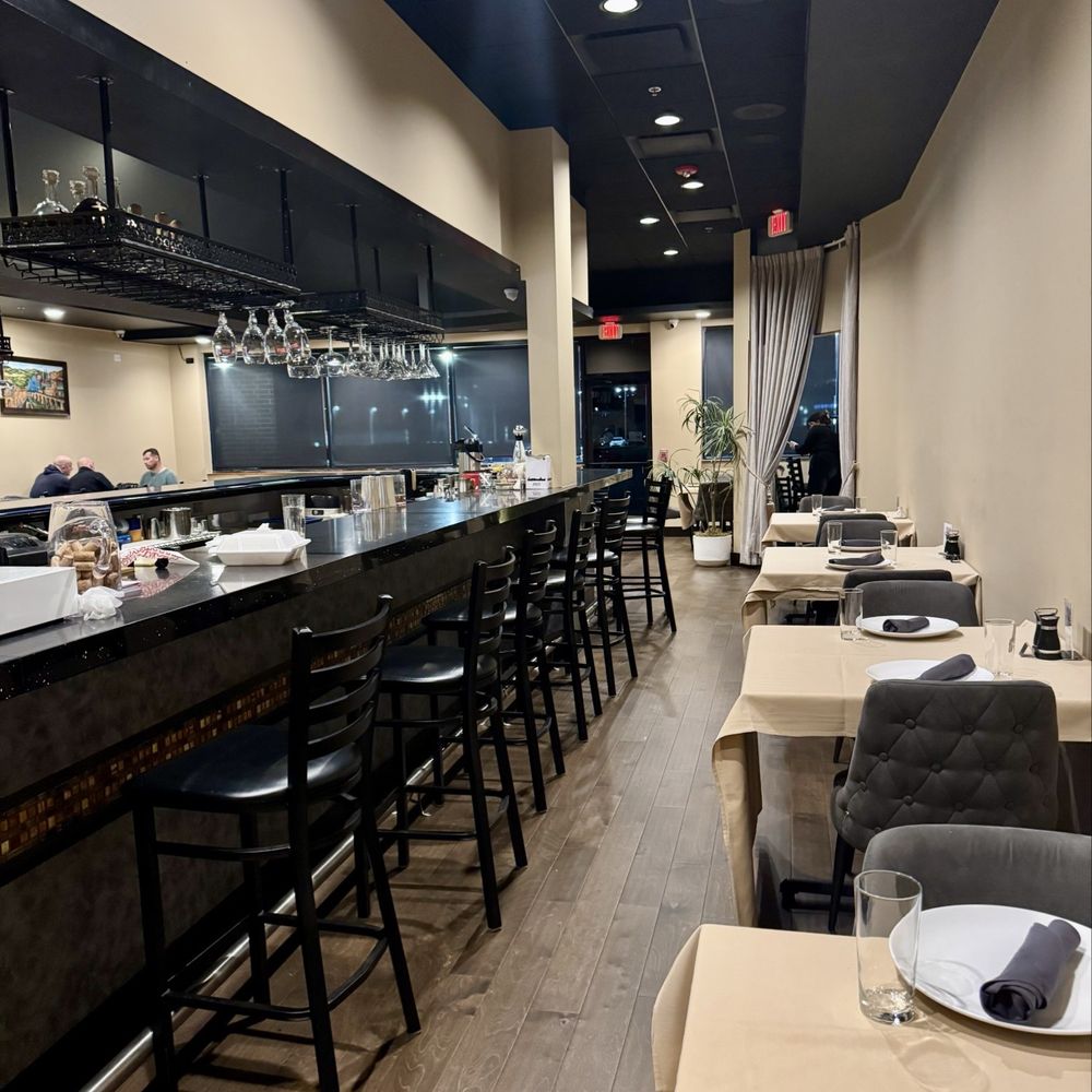 ARAGVI Restaurant - Restaurant bar area - Salad Near Me - PALATINE, Illinois