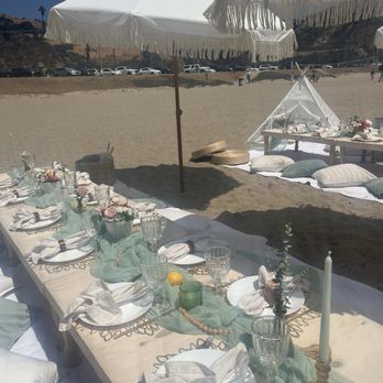 Picnic Makers - Table setup with wedding colors. - Party Equipment Rentals Near Me - Los Angeles, California Picnic Makers - Table setup with wedding colors. - Party Equipment Rentals Near Me - Los Angeles, California