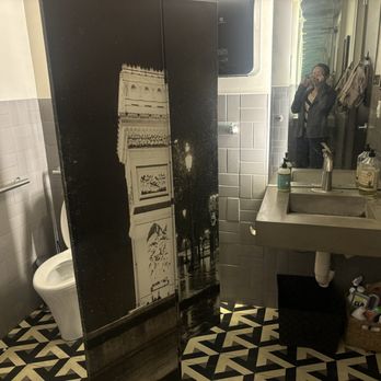 Paris 7th - Female bathroom - French Near Me - Fort Worth, Texas