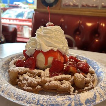 Cakes & Creams - Ice cream & strawberry funnel cake - Pizza Near Me - Branson, Missouri