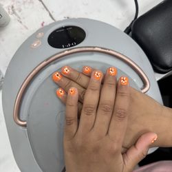 Da Vi Nails - Orange Gel with flower designs