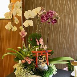 Love how the plants really enhance the arrangement!!!