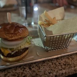Bar Louie - The Avenue at Murfreesboro - Louie Cheeseburger