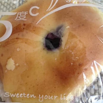85°C Bakery Cafe-Irvine - Blueberry cream bun - Coffee & Tea Near Me - Irvine, California