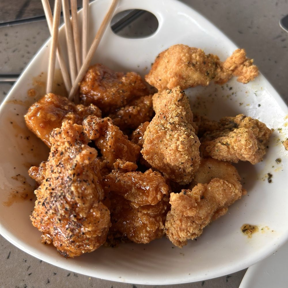 Yard House - Whiskey black pepper Boneless Wings, and lemon pepper Boneless Wings - New American Near Me - Orlando, Florida Yard House - Whiskey black pepper Boneless Wings, and lemon pepper Boneless Wings - New American Near Me - Orlando, Florida