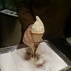 日本雪糕物語 - Finishing up the ice cream with a dusting of powder