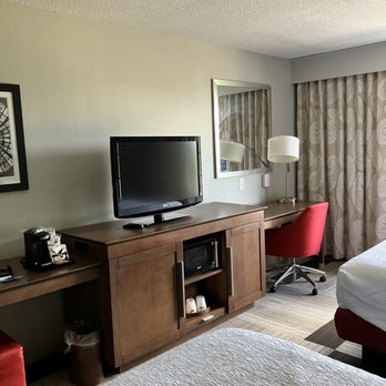 Hampton Inn Salem - Room 428 - Hotels Near Me - Salem, Virginia