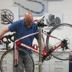 Véloro Bicycles - Gebhard adjusting my bike