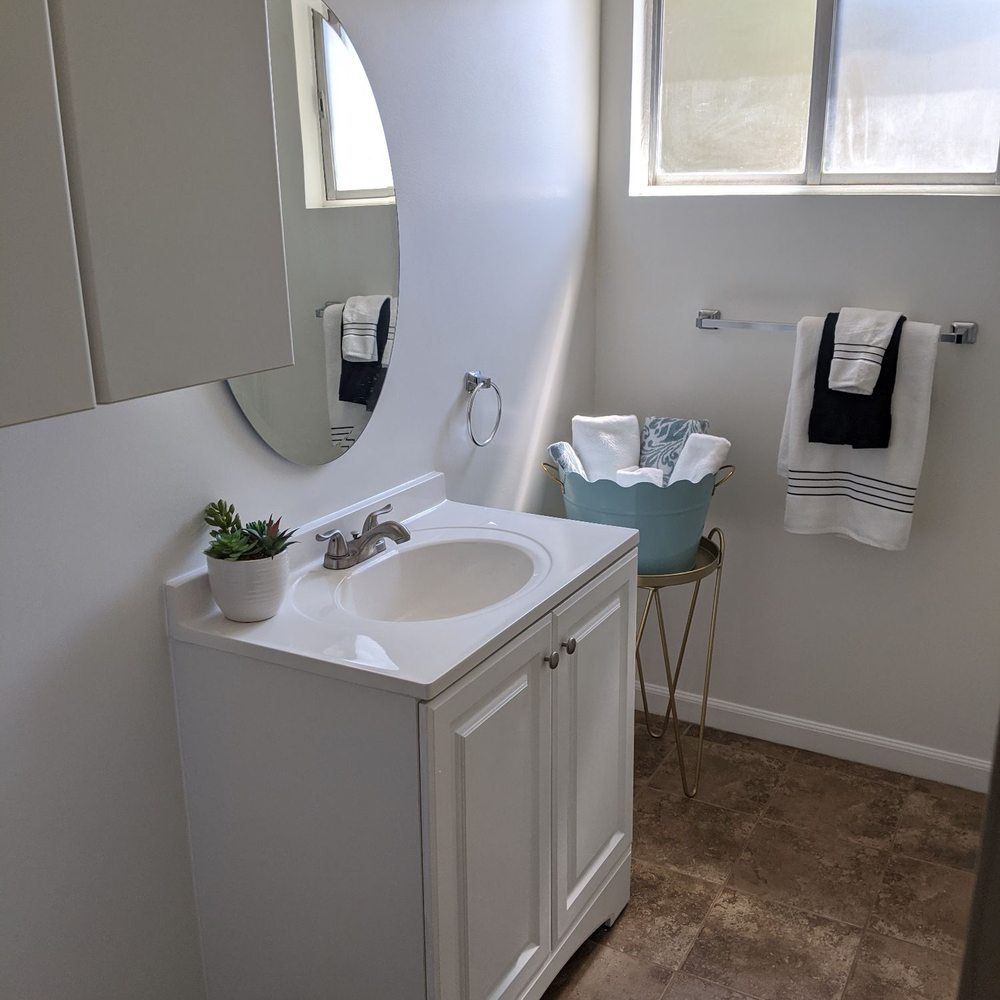 Style de L'Atelier - Guest bathroom with awkward corner area which you can't even tell it's awkward anymore haha - Home Staging Near Me Style de L'Atelier - Guest bathroom with awkward corner area which you can't even tell it's awkward anymore haha - Home Staging Near Me