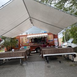 Delmaris Quick Lunch - Seating area and truck