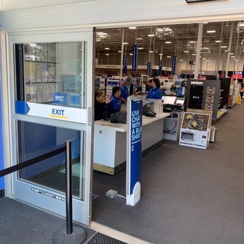 Best Buy - Proceeded to kick me out the store when I simply told her to reiterate good customer service to her employee. - Electronics Near Me - Pasadena, California