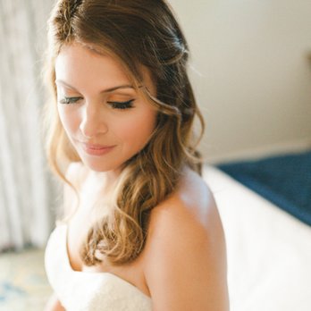 Ryanne Bee Photography - Bridal moment during her getting ready - Session Photography Near Me Ryanne Bee Photography - Bridal moment during her getting ready - Session Photography Near Me