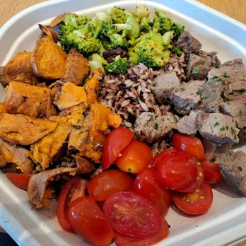 sweetgreen - Healthy Salads, Wraps, and Bowls - "Caramelized" garlic steak looks boiled. - Salad Near Me - Chicago, Illinois
