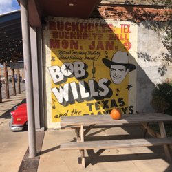 Izzo Pecan Farm - Outside eating