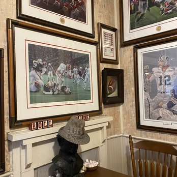 Waysider Restaurant - Quaint Corner table for the BAMA FAN - Southern Near Me - Tuscaloosa, Alabama Waysider Restaurant - Quaint Corner table for the BAMA FAN - Southern Near Me - Tuscaloosa, Alabama