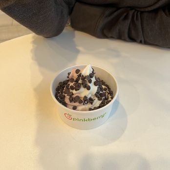 Pinkberry - Pomegranate and original swirl with chocolate chips - Ice Cream & Frozen Yogurt Near Me - Sacramento, California Pinkberry - Pomegranate and original swirl with chocolate chips - Ice Cream & Frozen Yogurt Near Me - Sacramento, California