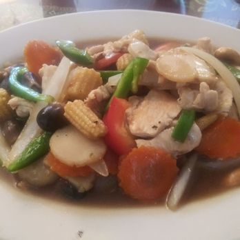 Siam House - The Cashew Nuts entree with chicken. - Thai Near Me - Bloomington, Indiana Siam House - The Cashew Nuts entree with chicken. - Thai Near Me - Bloomington, Indiana