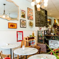 La Luncheonette - Cozy, lively  and friendly atmosphere awaits. Come to study or come with a group