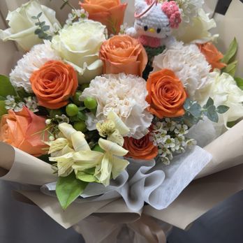 VL Floral - Bouquet with Hello Kitty keychain - Florists Near Me VL Floral - Bouquet with Hello Kitty keychain - Florists Near Me
