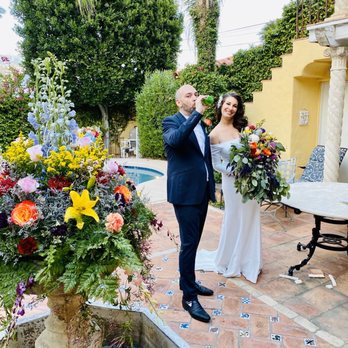 Bella Dolce and Flora - Flowers in fountain - Wedding Planning Near Me