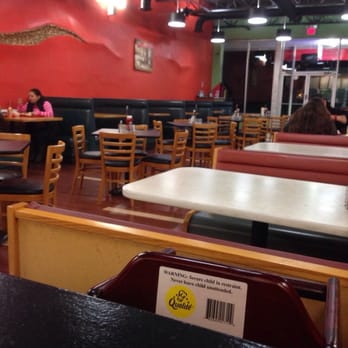 El Gran Pollo II - There is a lot of space in the dinning room. - Peruvian Near Me - Baltimore, Maryland