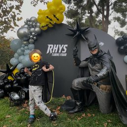Stunning personalized balloon backdrop for a Batman birthday party. Stunning personalized balloon backdrop for a Batman birthday party.