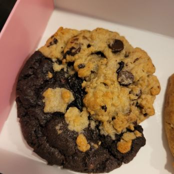 Crumbl - Avon - Brookie - Bakeries Near Me - Avon, Connecticut