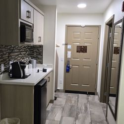 Holiday Inn Express & Suites Paso Robles - Microwave, mini fridge and closet near entrance