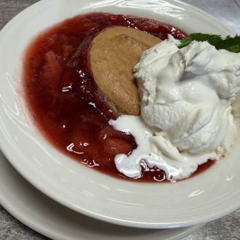 Duarte's Tavern - Strawberry cobbler - American Near Me - Pescadero, California