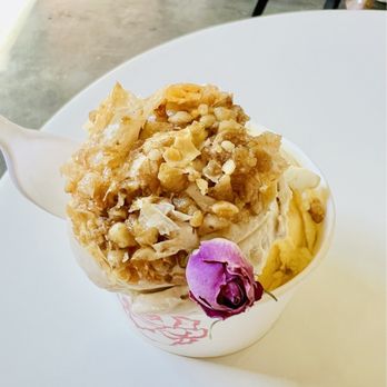 Kinrose Creamery - Walnut Baklava (top) & Saffron Pistachio Rose (bottom) - Ice Cream & Frozen Yogurt Near Me - Pasadena, California Kinrose Creamery - Walnut Baklava (top) & Saffron Pistachio Rose (bottom) - Ice Cream & Frozen Yogurt Near Me - Pasadena, California