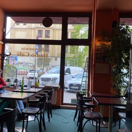 Quiet mid-day lunch hour at this cozy cafe
