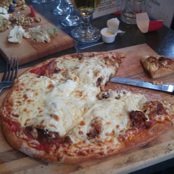 La Chapelle - Outdoor wood fired oven pizza. - Pubs Near Me - Mercier, Quebec