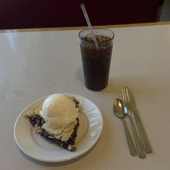 Berry's Pie Pantry Restaurant - Boysenberry pie à la mode - Bakeries Near Me - Prescott, Arizona Berry's Pie Pantry Restaurant - Boysenberry pie à la mode - Bakeries Near Me - Prescott, Arizona