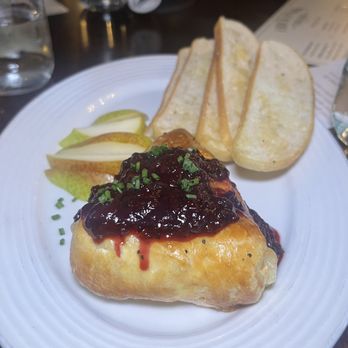 Frick Park Tavern - Baked Brie - puff pastry, mixed berry honey compote, bartlett pears, toasted bread - New American Near Me - Pittsburgh, Pennsylvania