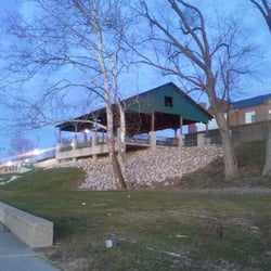 Lowes Motor Inn - On the waterfront behind the hotel