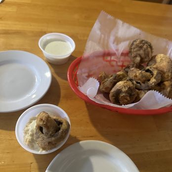 Blake's Cafe - Fried mushrooms with various sauces - Burgers Near Me - McQueeney, Texas