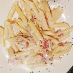 Penne con vodka, nata y bacon