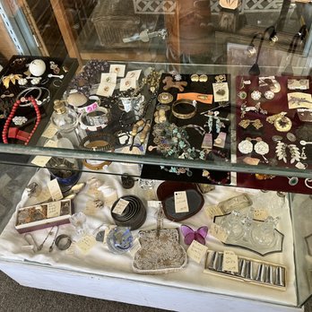 DD’s Chic & Shabby Cottage - Antiques Near Me - Beaumont, California