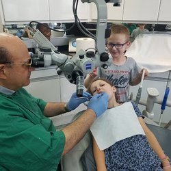 Robert Korobelnik - Jeunes patients faisant controler leur denture